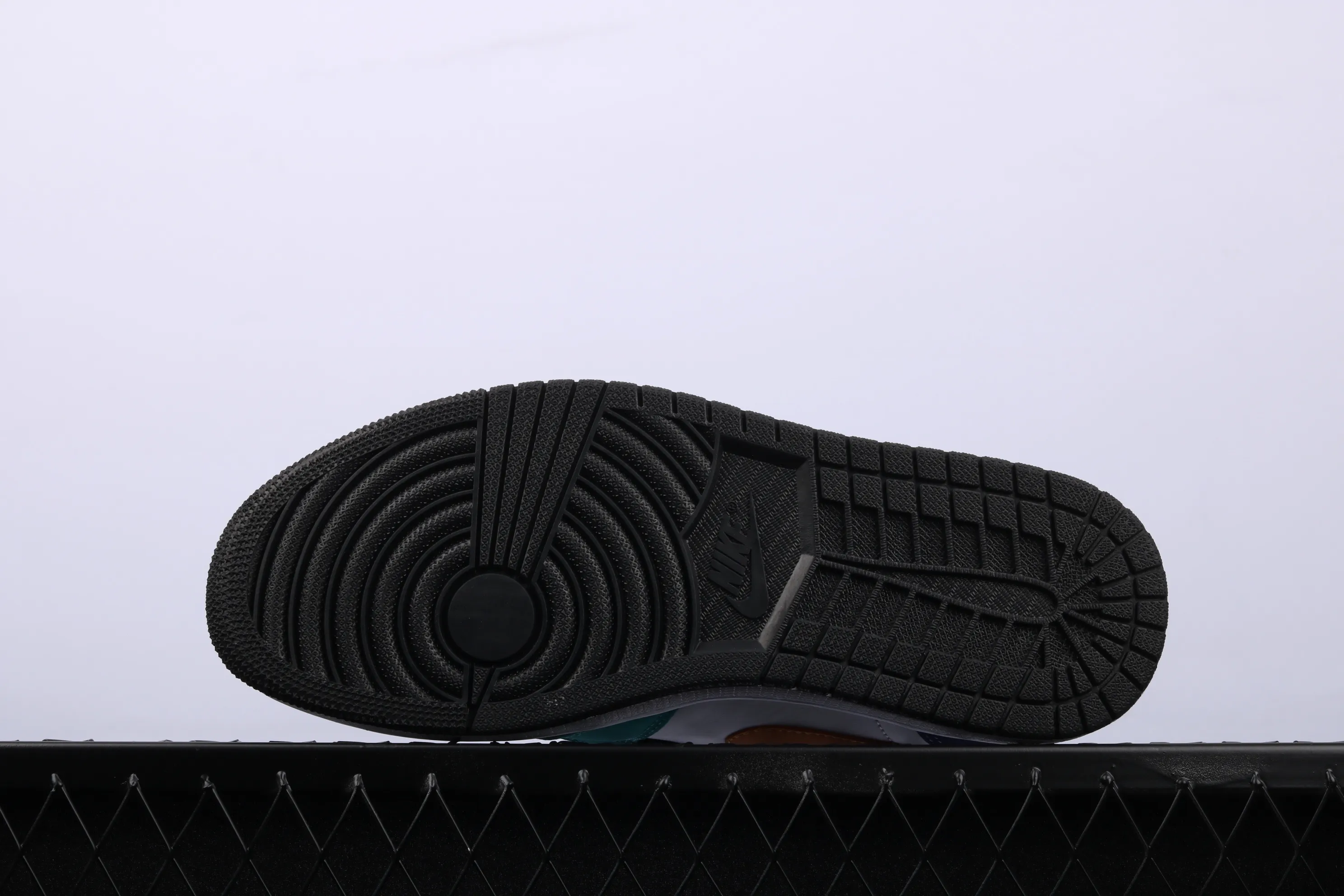 All categories Air Jordan Jordan series basketball shoes Air Jordan 1 Mid Air Jordan 1 Mid four-color stitching toe mid-top full toe layer authentic 554724-125